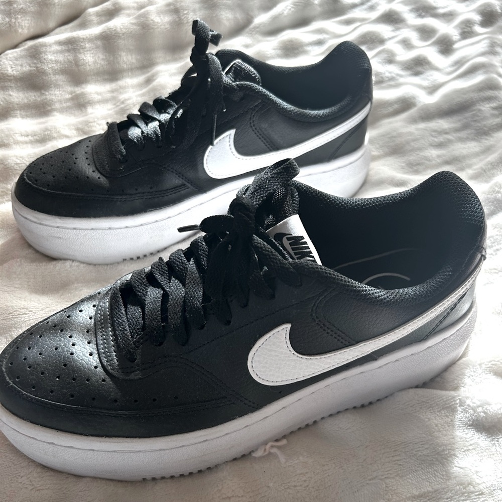 Nike platforms court vision, black and white
